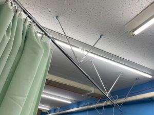 デイサービス　カーテンレール・手摺り取り付け工事